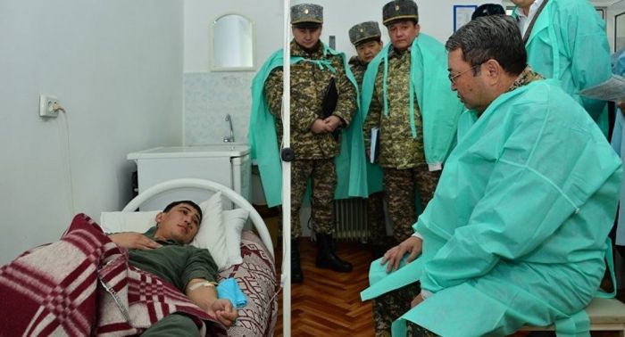Министр обороны навестил пострадавших от лавины солдат