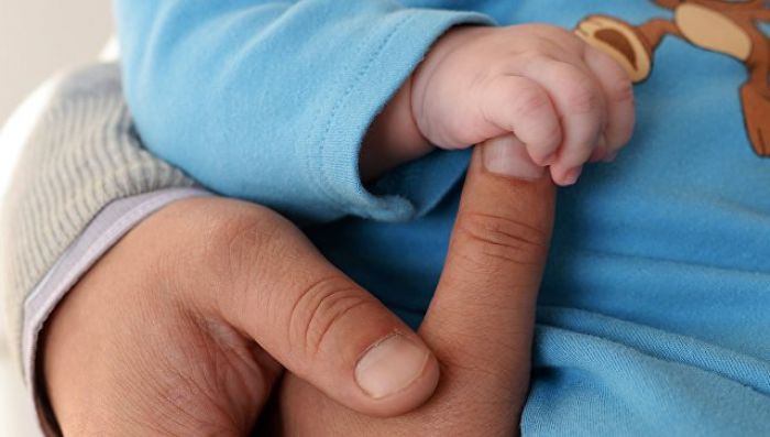Чешский парламент одобрил идею об отпуске для отцов после рождения ребенка