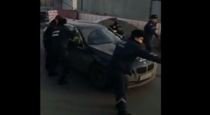 В Алматы водитель BMW устроил яростное сопротивление полицейским