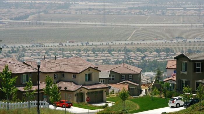 Самолет упал на жилые дома в Калифорнии: есть погибшие