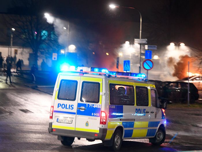 ​СМИ: Российские журналисты нанимали жителей пригорода Стокгольма для съемки массовых беспорядков