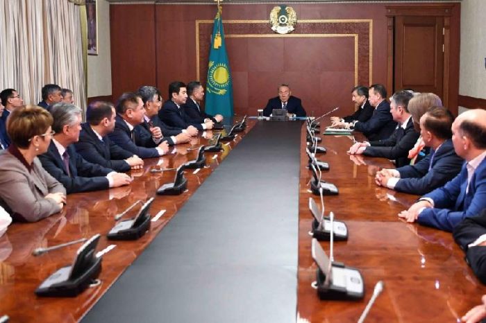 Президент поручил активизировать работу с инвесторами по развитию предприятий РК 