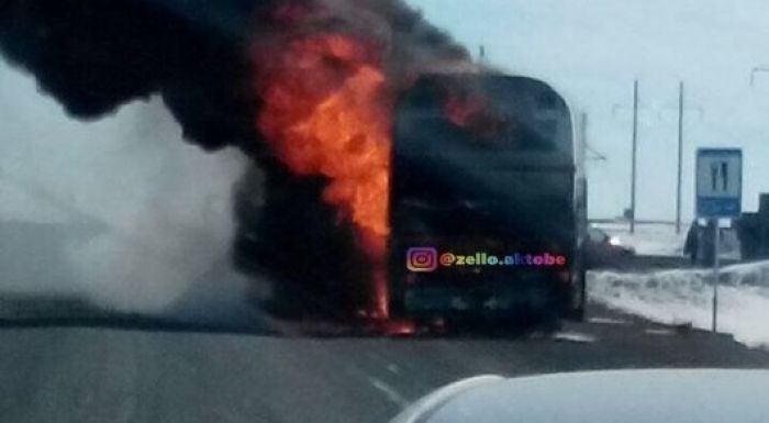 Пассажирский автобус загорелся на трассе в Актюбинской области 