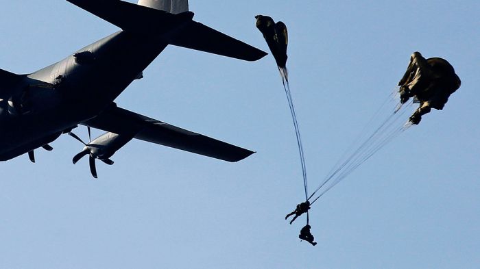 Военнослужащий погиб в ходе плановых парашютных прыжков