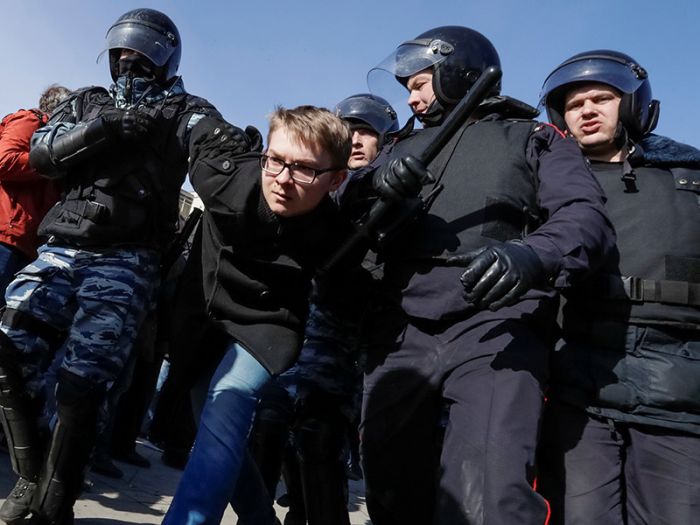 На акции протеста в Москве задержали более 900 человек 