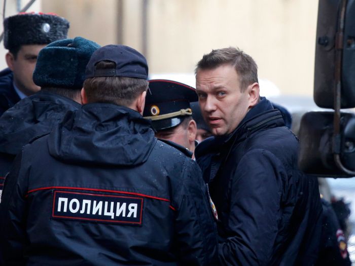 Евросоюз призвал российские власти освободить задержанных участников митингов "Он нам не Димон" 
