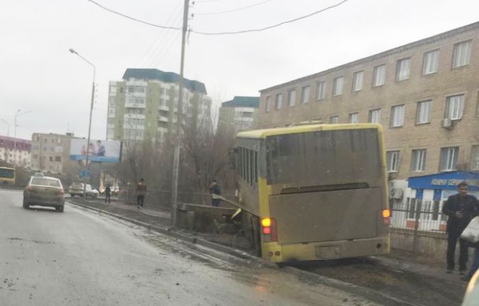 Автобус с пассажирами вылетел в кювет