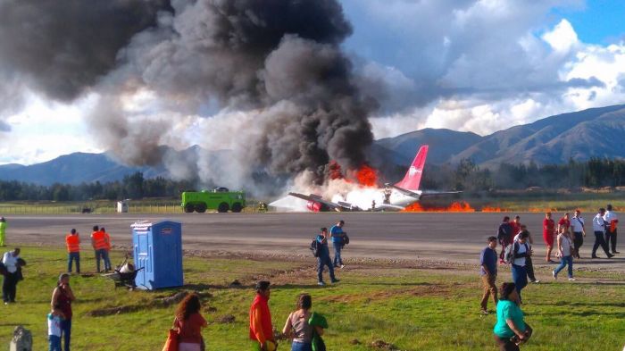 Загоревшийся при посадке в Перу пассажирский самолет попал на видео 