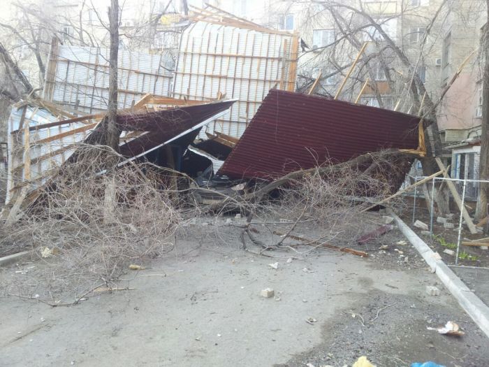 Ветер вырывает окна и валит деревья