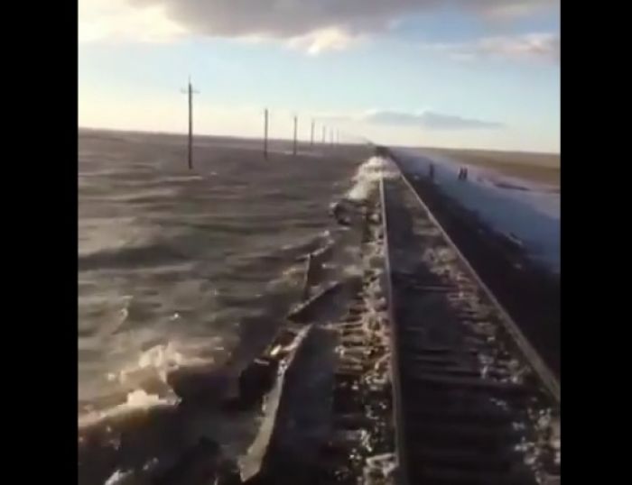 Видео стихийного бедствия в Павлодарской области: «море» размыло железную дорогу 