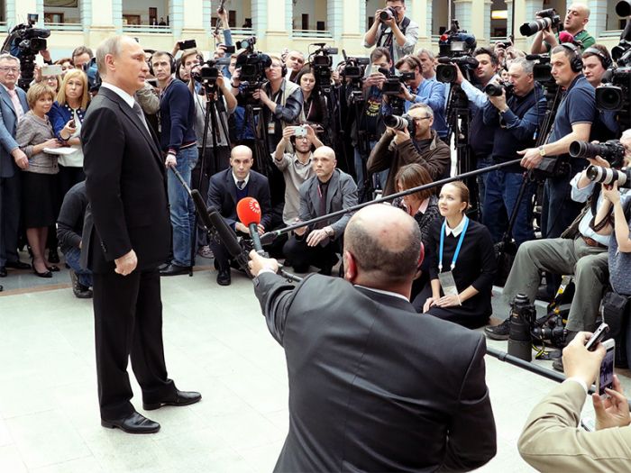 Эксперты объяснили перенос прямой линии Путина его нежеланием говорить о коррупции 