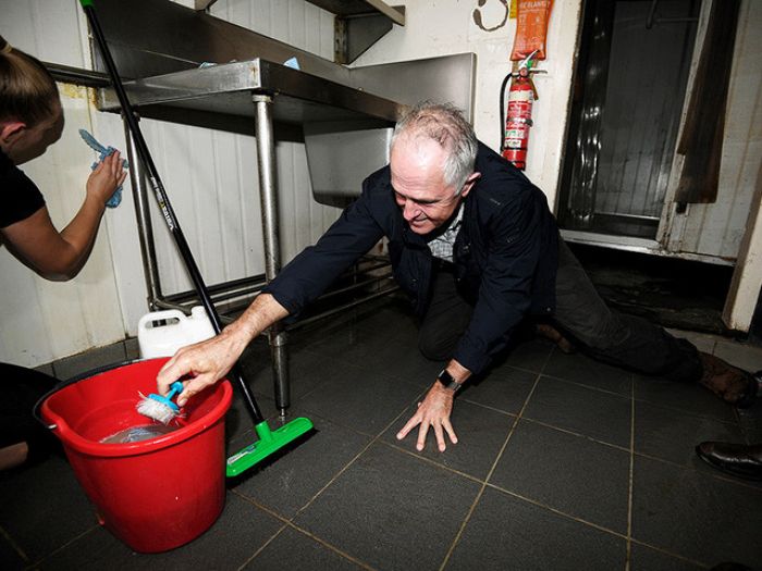 Австралийский премьер во время поездки в пострадавшие от наводнения штаты вымыл полы в кафе