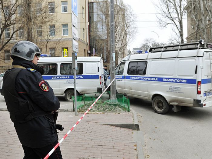 В Петербурге силовики эвакуировали многоэтажку из-за бомбы, задержаны трое