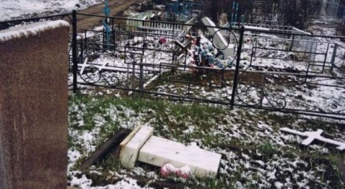 В разгроме кладбища в Алматинской области подозреваются подростки 