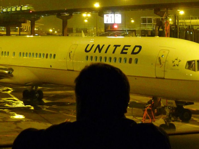 Пассажира United Airlines силой выволокли из самолета из-за отказа уступить место сотруднику авиакомпании 