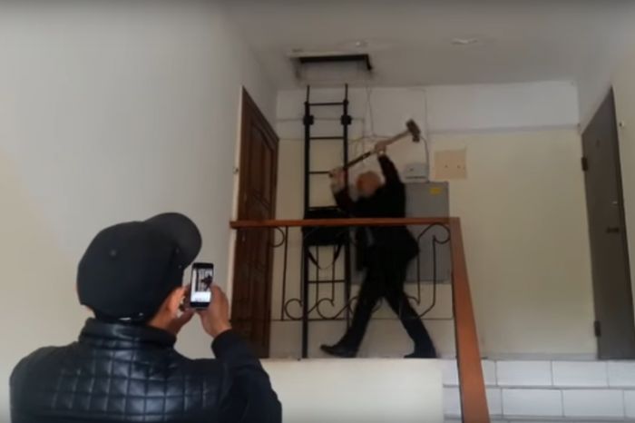 Частного судоисполнителя с кувалдой исключили из палаты