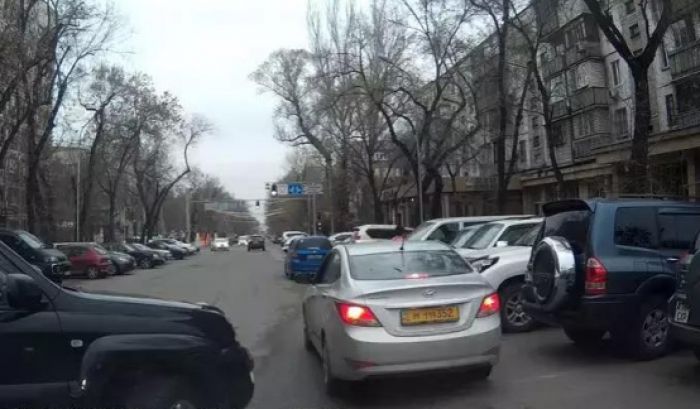 В Алматы девушка "из акимата" нагло нарушила ПДД