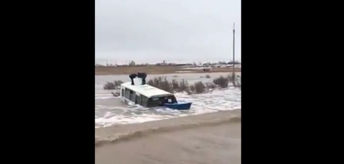 Автобус с детьми смыло с дороги в Акмолинской области 