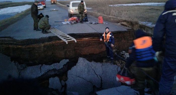 Республиканскую трассу пришлось вскрыть для предотвращения потопа в СКО 