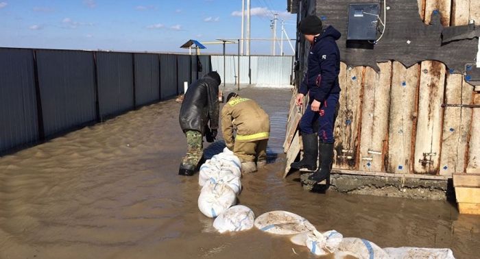 Паводки в Казахстане: реки вышли из берегов, тысячи людей покинули дома 
