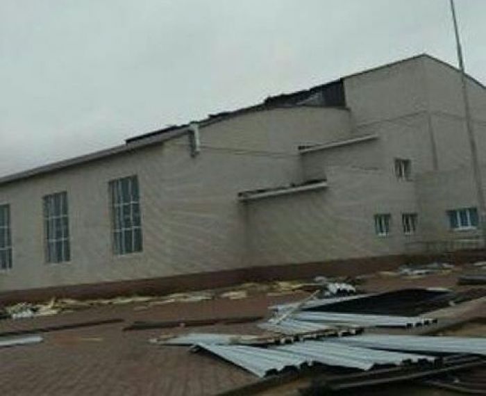 Ветром снесло часть крыши новой школы