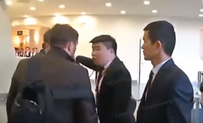 Охранников уволили после потасовки с журналистами на концерте Димаша 