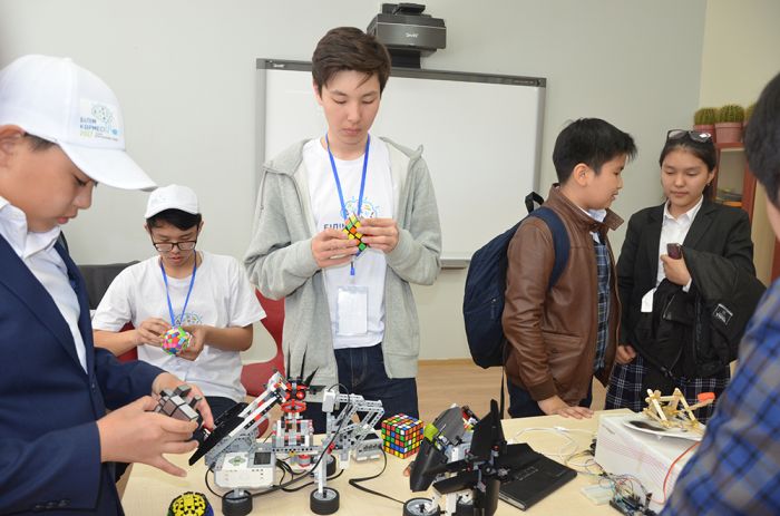 Мальчишки, робот и кубик Рубика