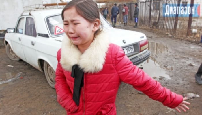 Пострадавшей от потопа девочке предприниматель из Алматы обещает купить дом