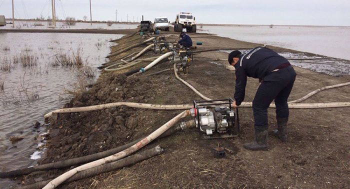 Откачивать паводковую воду из домов продолжают в трех областях Казахстана 