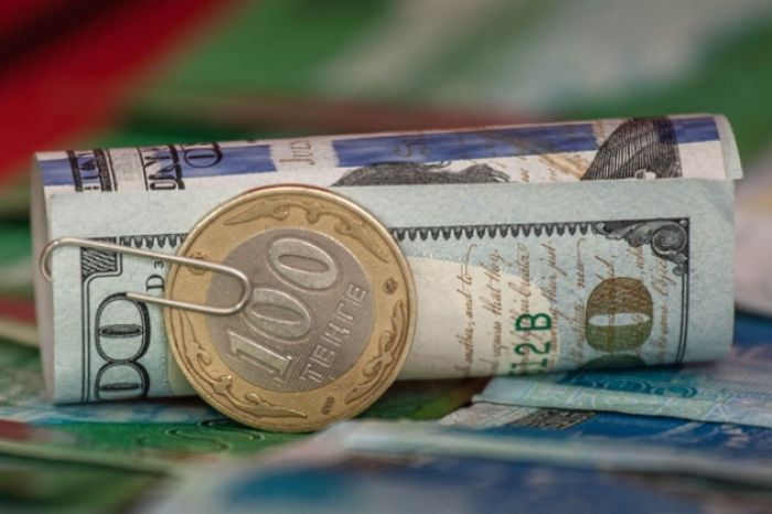 Курс тенге ослаб на фоне падения нефти