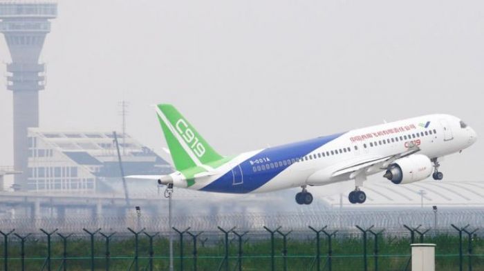 Китайский самолет-конкурент Boeing совершил первый полет