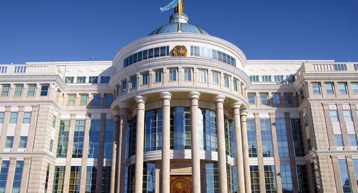 Назарбаев вручил звание генерал-лейтенанта замглаве КНБ Самату Абишу 