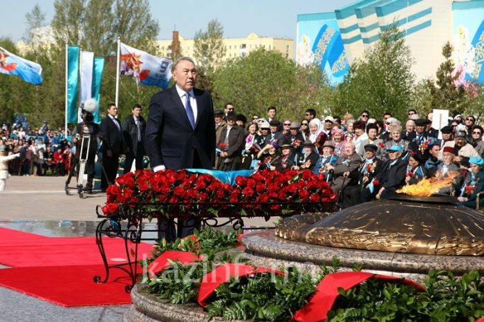Нурсултан Назарбаев возложил цветы к Вечному огню 
