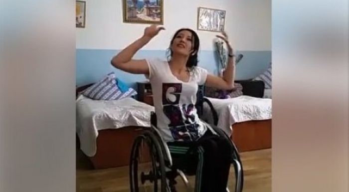 Танец казахстанки на инвалидной коляске поразил пользователей Сети 