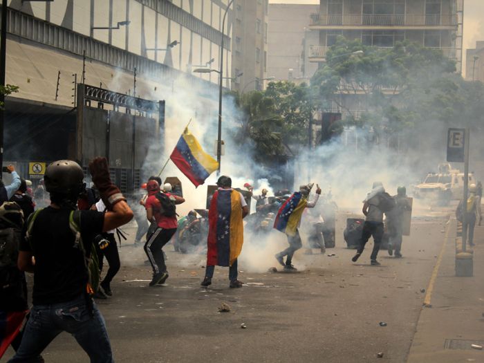 В Венесуэле оппозиция готовится выйти на "Марш дерьма" со "снарядами" из фекалий 
