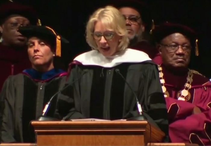 Во Флориде сотни студентов освистали министра образования США