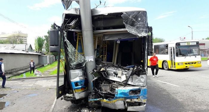 Внедорожник столкнулся с автобусом в Алматы: 17 пострадавших 