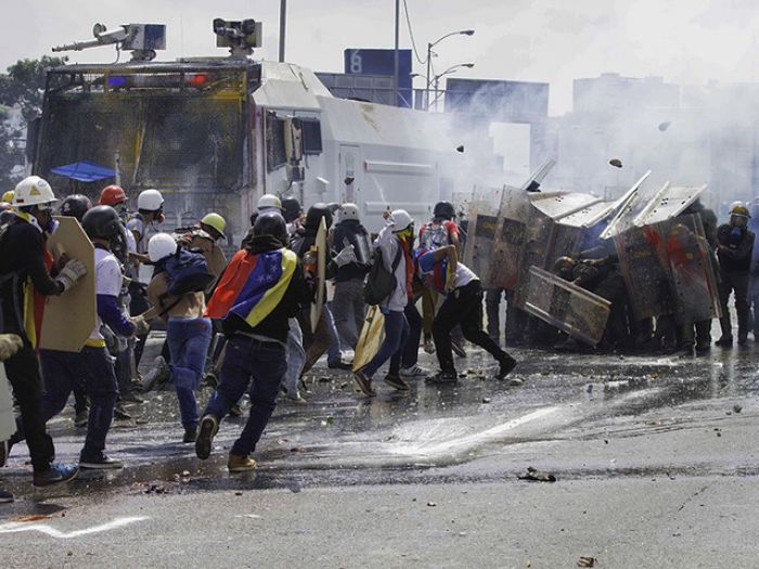 Мадуро обвинил оппозицию Венесуэлы в использовании снайперов для убийства мирных граждан