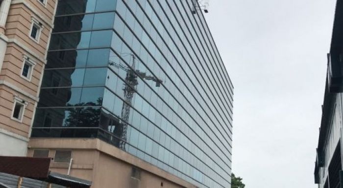 Рабочий сорвался с крыши отеля Rixos в Алматы 