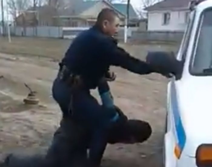 Мужчина из ЗКО рассказал, как над ним издевался полицейский 