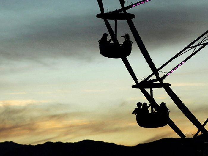 В США опрокинулась кабинка колеса обозрения: с высоты упали две женщины и ребенок 