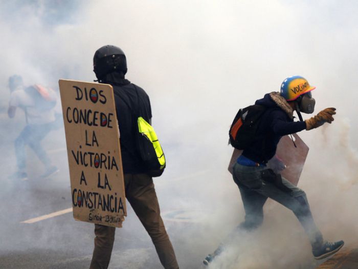 В Венесуэле протестующие в ответ на убийство полицейскими демонстранта сожгли дом Уго Чавеса