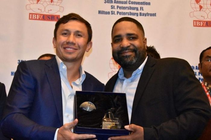 Головкин показал свою награду от IBF 