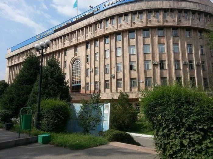 Старейший вуз Казахстана оказался в центре скандала: грязь, клопы и теснота 
