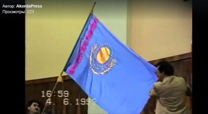 Акорда опубликовала архивное видео к 25-летию государственных флага и герба