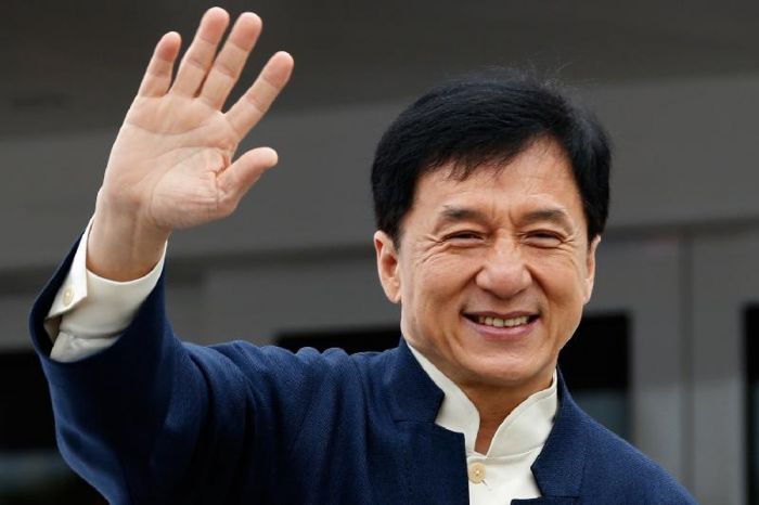 Джеки Чан прилетел в Астану