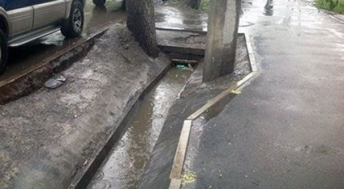 Девушку засосало в арык в Алматы после дождя: спасти не удалось 