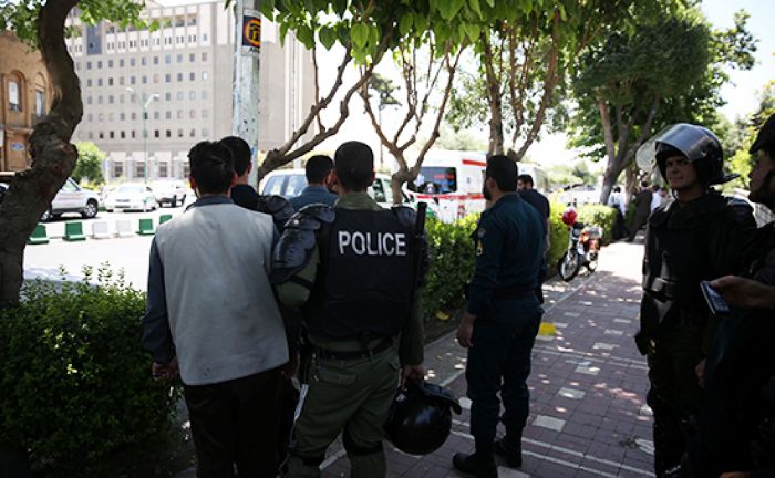 Два смертника подорвали себя в столице Ирана 