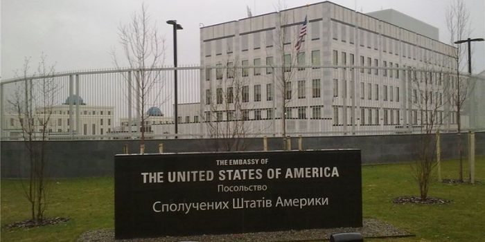 На территории посольства США в Киеве прогремел взрыв 