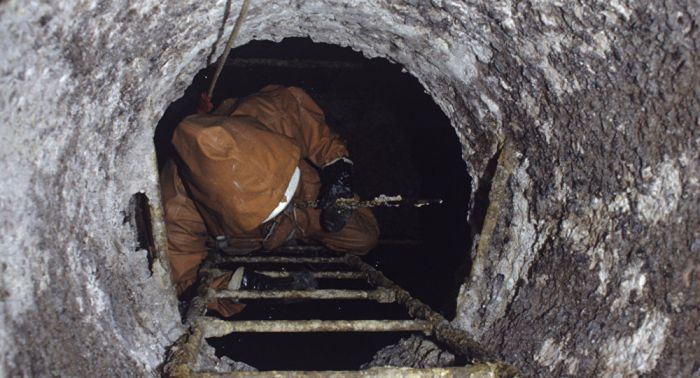 Спасатели вытащили женщину из канализационного колодца в Кокшетау 